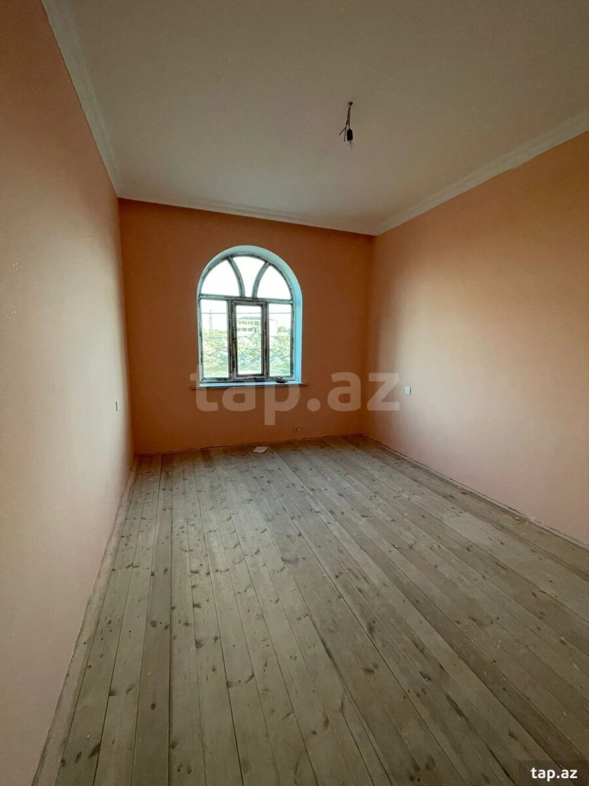 Satılır 8 otaqlı həyət evi