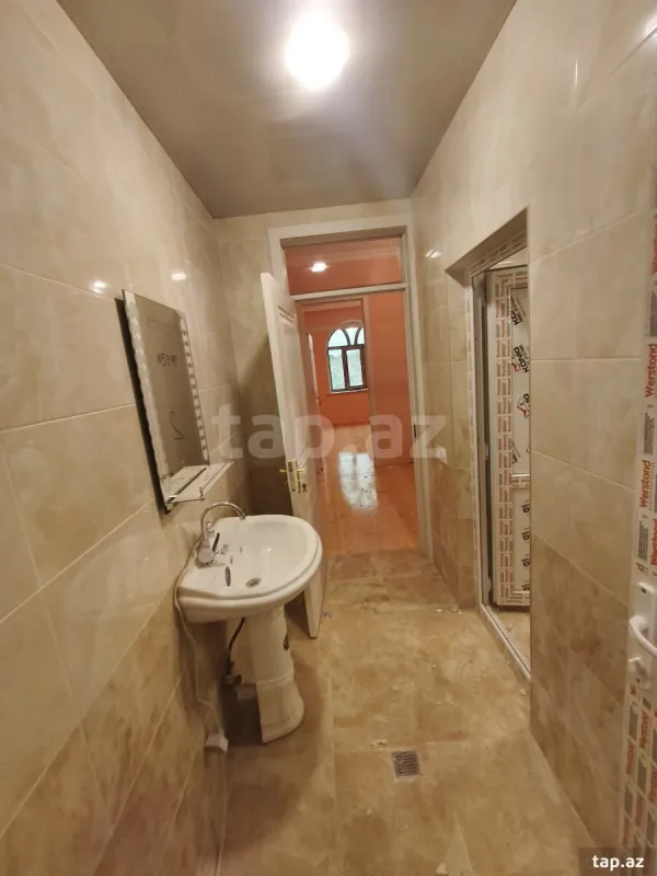 Satılır 8 otaqlı həyət evi