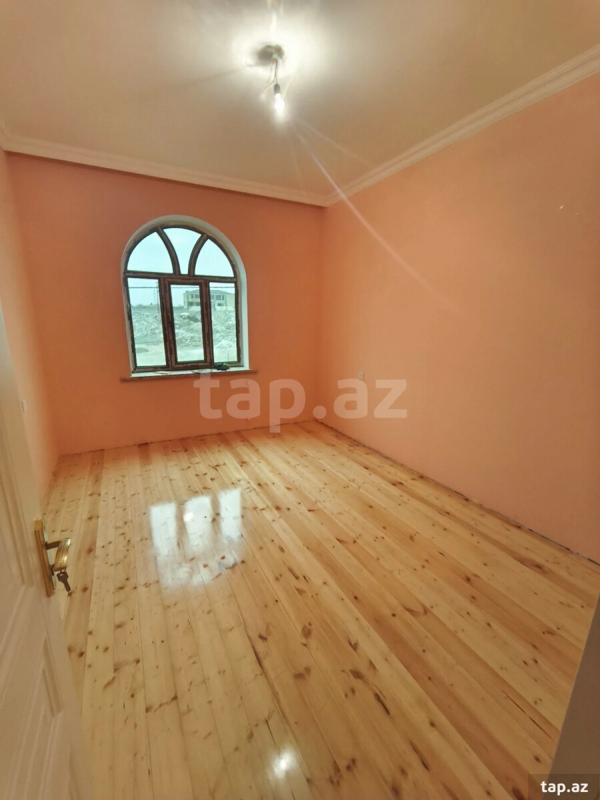 Satılır 8 otaqlı həyət evi