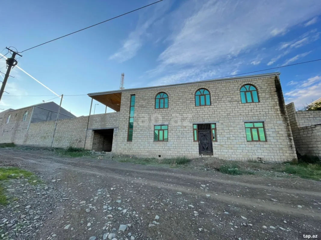Satılır 8 otaqlı həyət evi