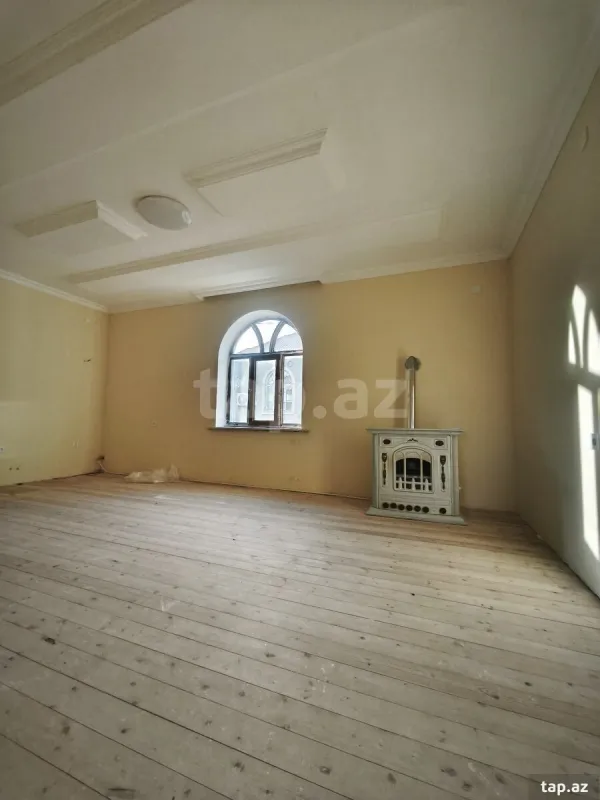 Satılır 8 otaqlı həyət evi