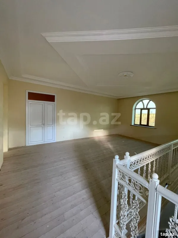 Satılır 8 otaqlı həyət evi