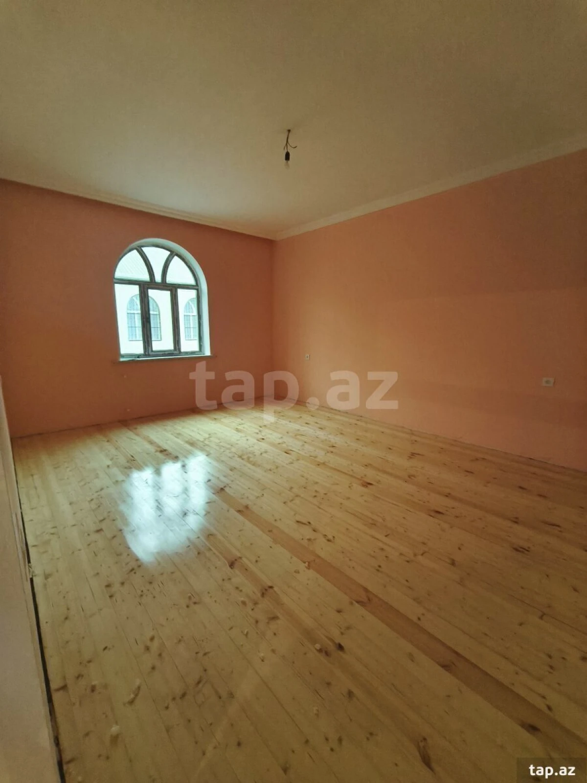 Satılır 8 otaqlı həyət evi