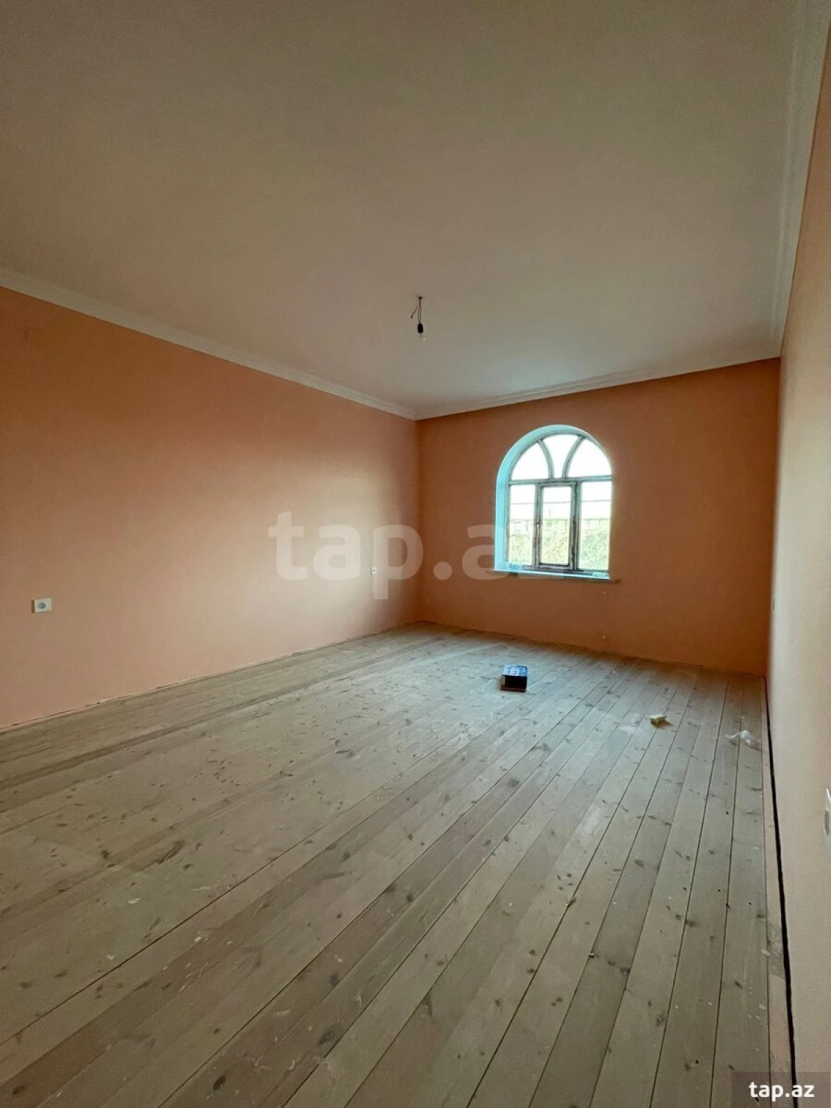 Satılır 8 otaqlı həyət evi