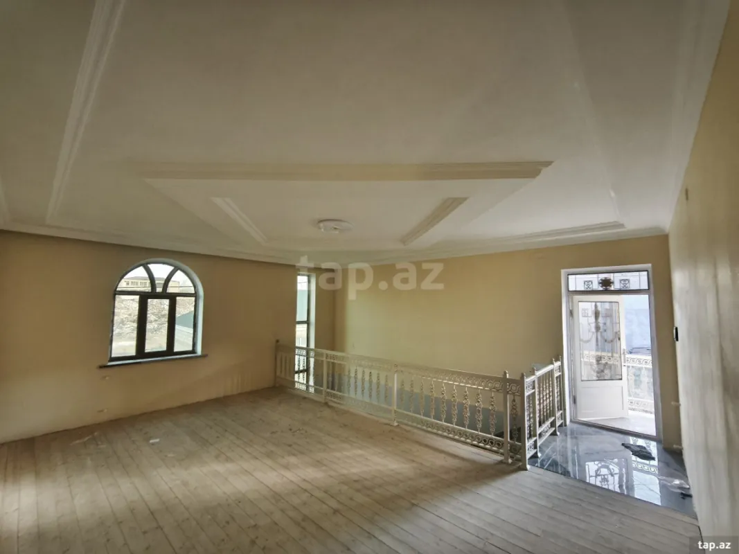 Satılır 8 otaqlı həyət evi