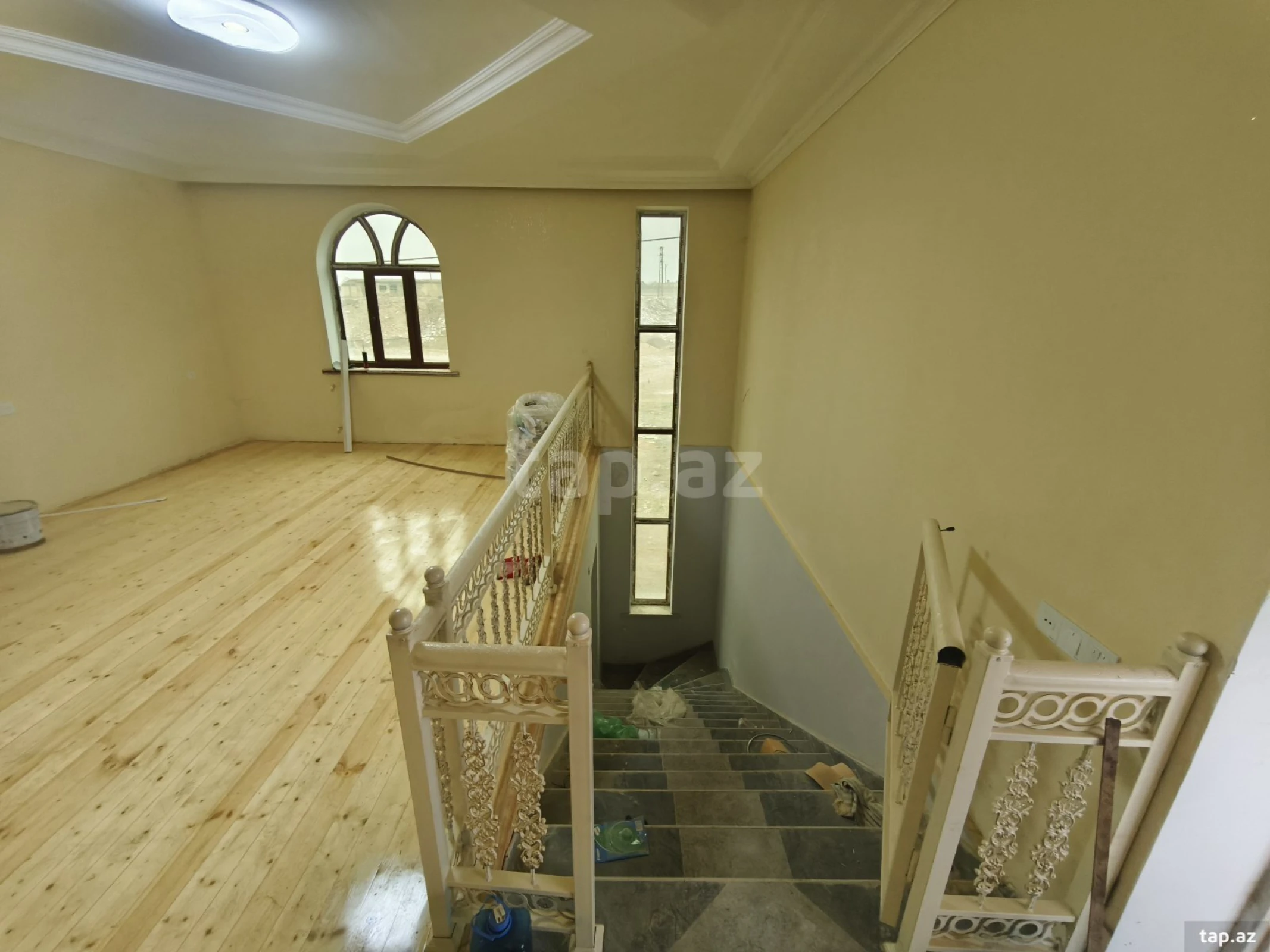 Satılır 8 otaqlı həyət evi