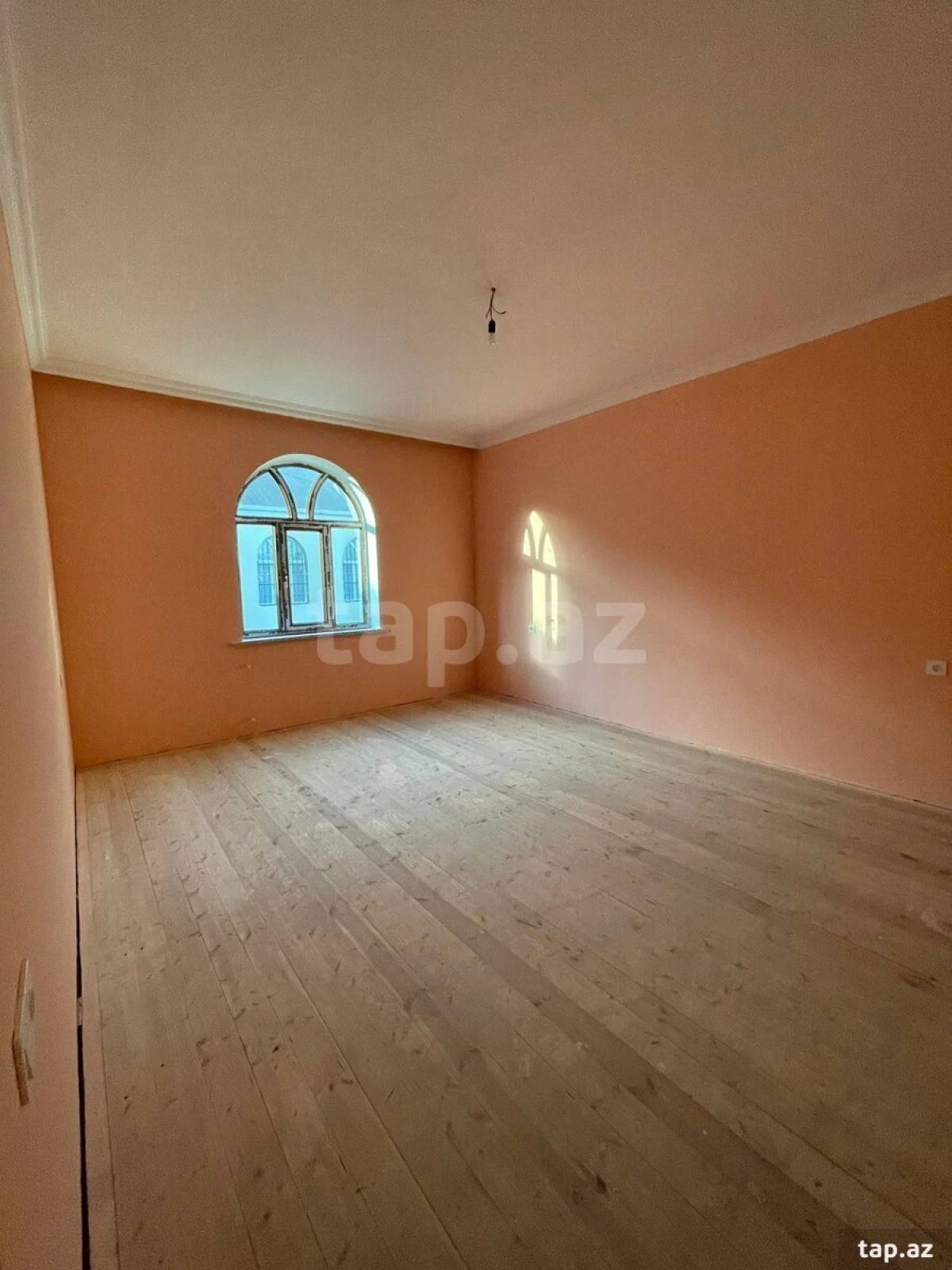 Satılır 8 otaqlı həyət evi