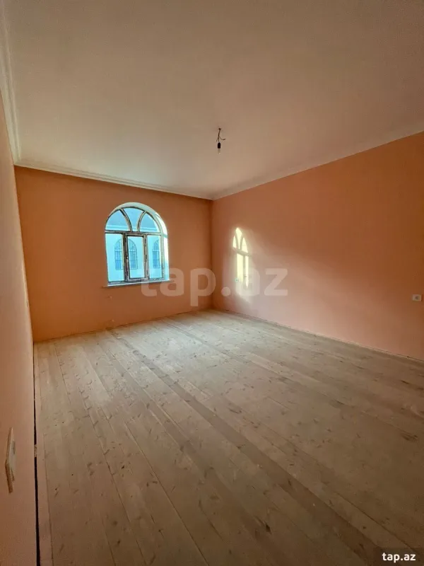 Satılır 8 otaqlı həyət evi