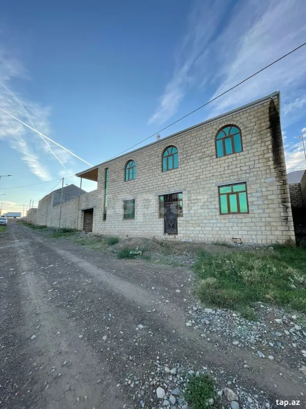 Satılır 8 otaqlı həyət evi