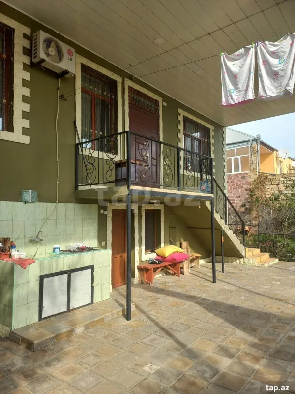 Satılır 8 otaqlı həyət evi 140 m²