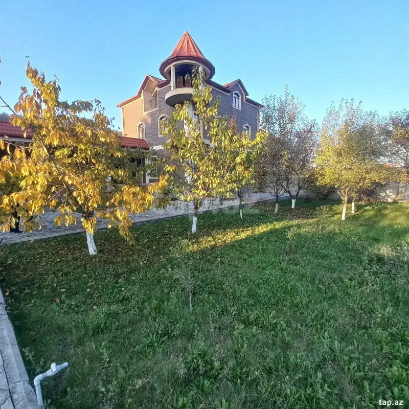 Satılır 6 otaqlı həyət evi