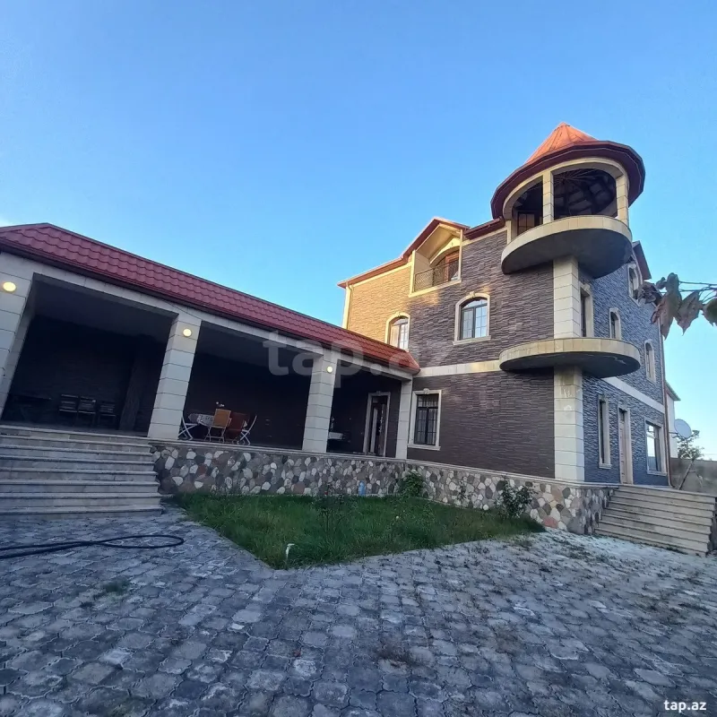 Satılır 6 otaqlı həyət evi