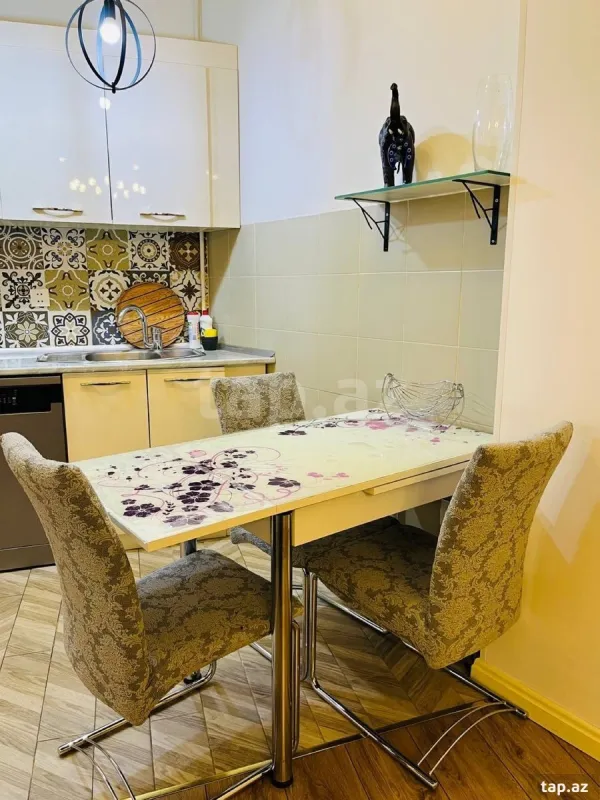 Kirayə verilir 4 otaqlı yeni tikili 160 m²