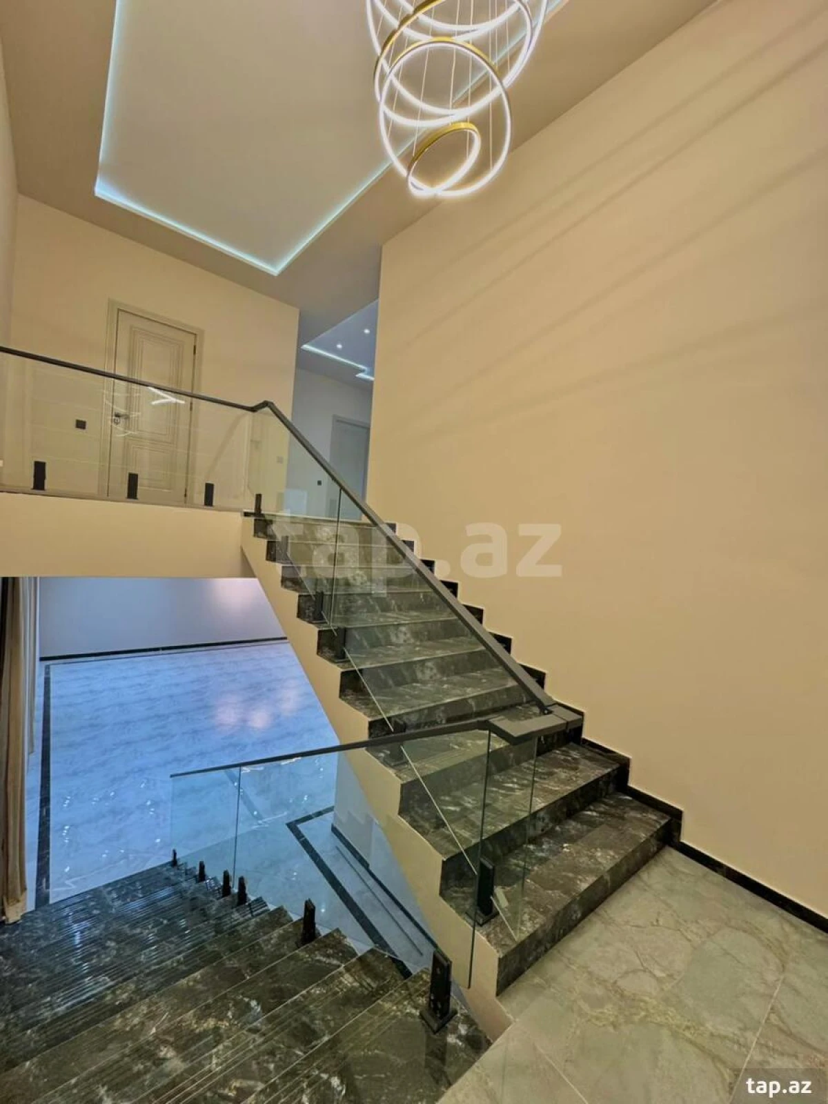 Satılır 6 otaqlı həyət evi