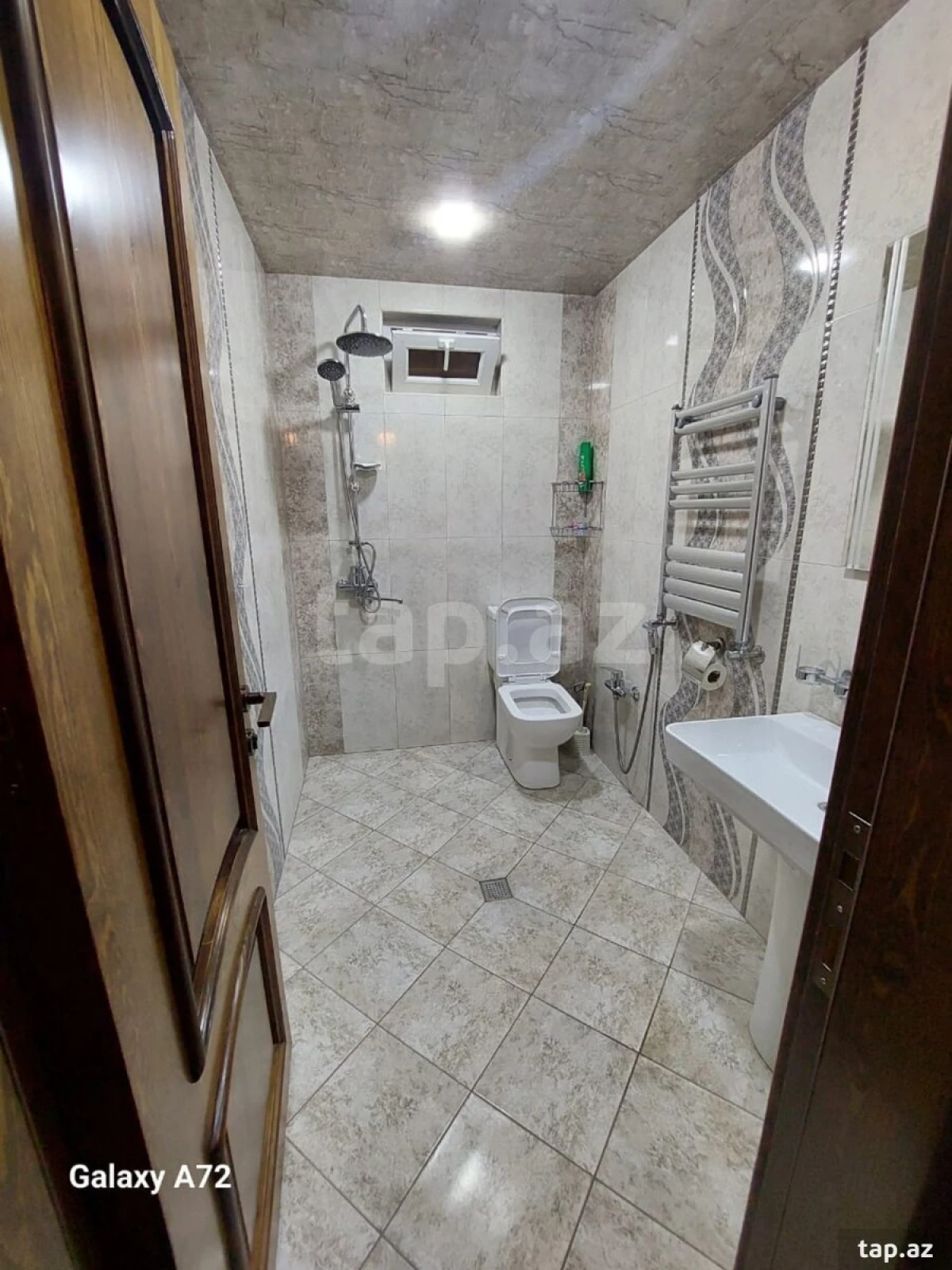 Satılır 8 otaqlı həyət evi