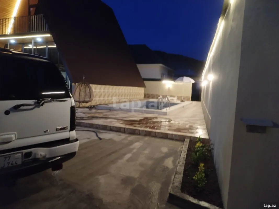 Satılır 8 otaqlı həyət evi
