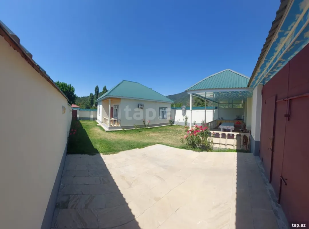 Satılır 8 otaqlı həyət evi