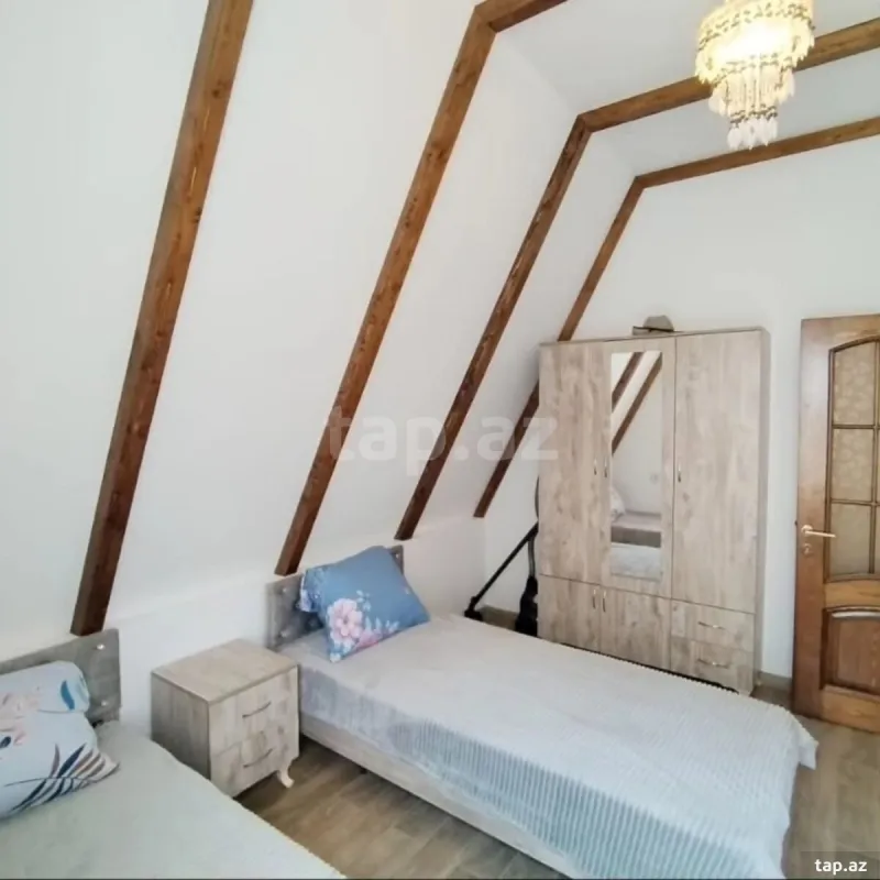 Satılır 8 otaqlı həyət evi