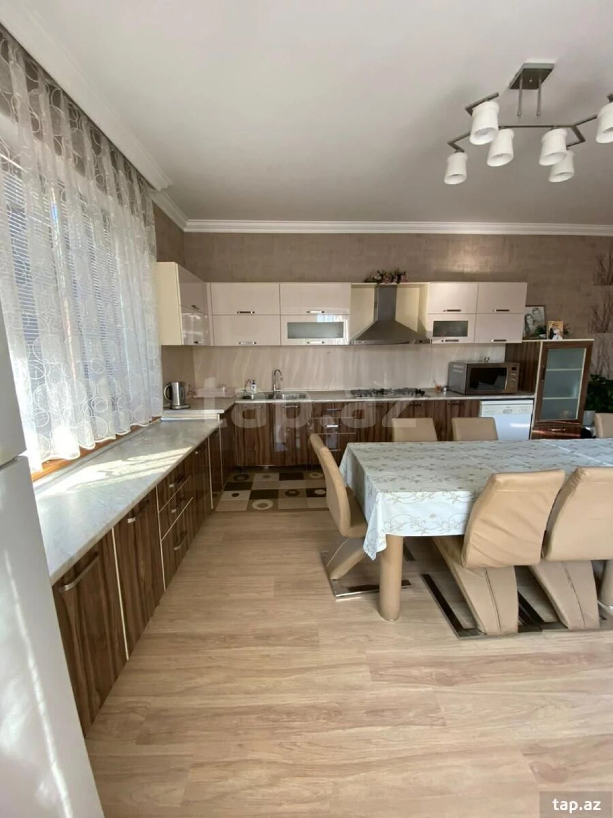 Satılır 8 otaqlı həyət evi