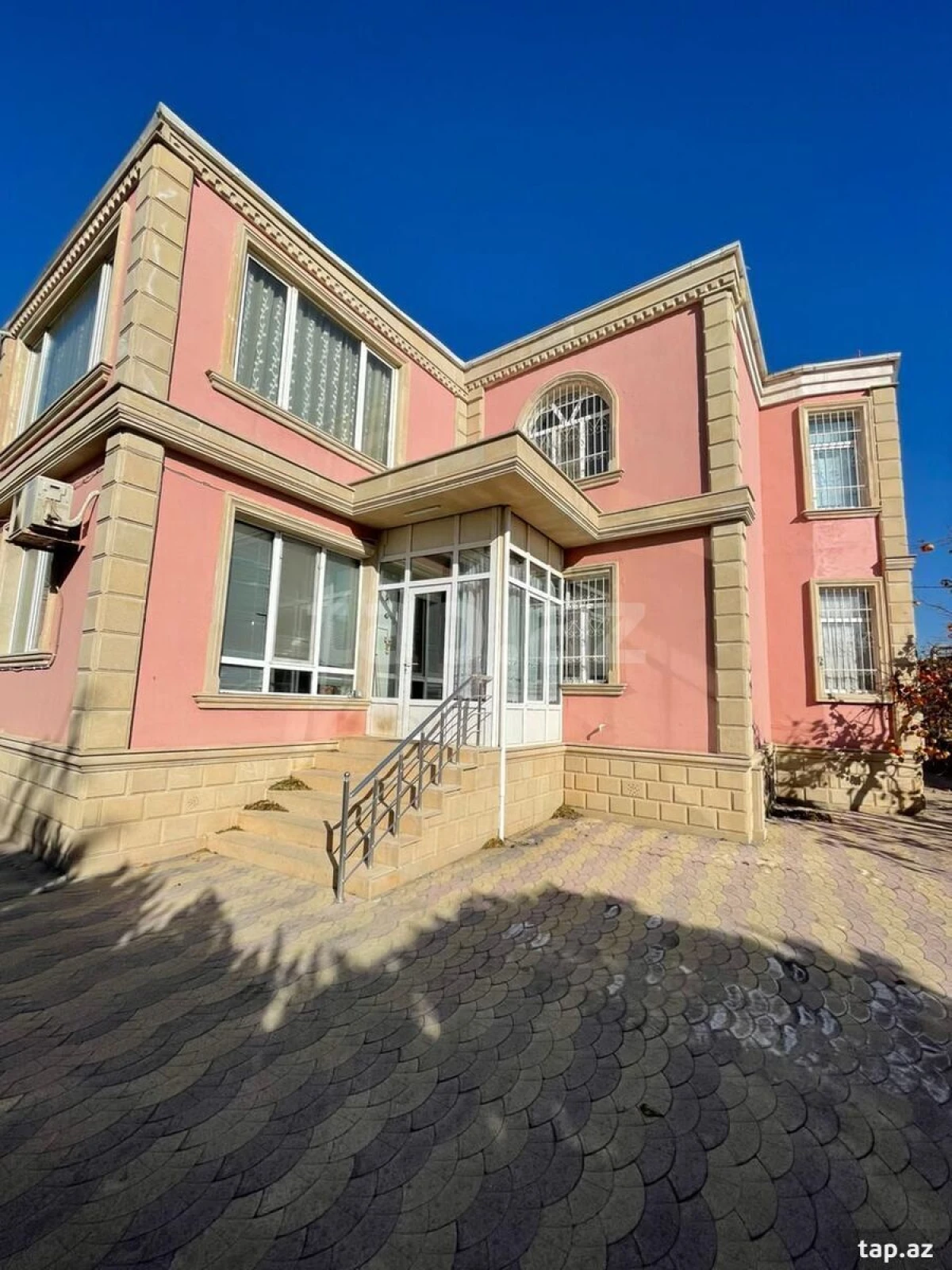 Satılır 8 otaqlı həyət evi