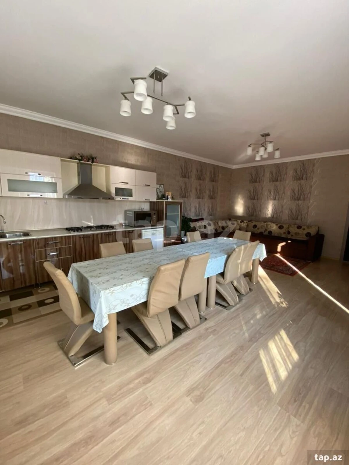 Satılır 8 otaqlı həyət evi