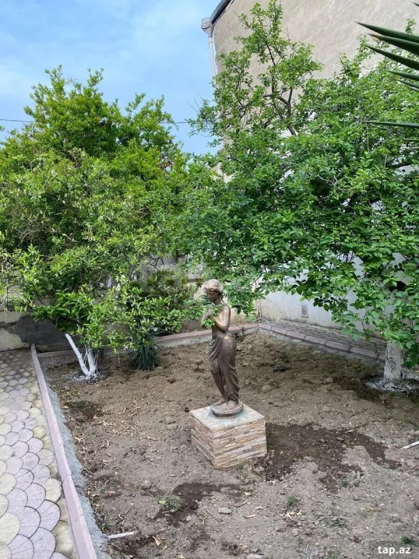 Satılır 8 otaqlı həyət evi