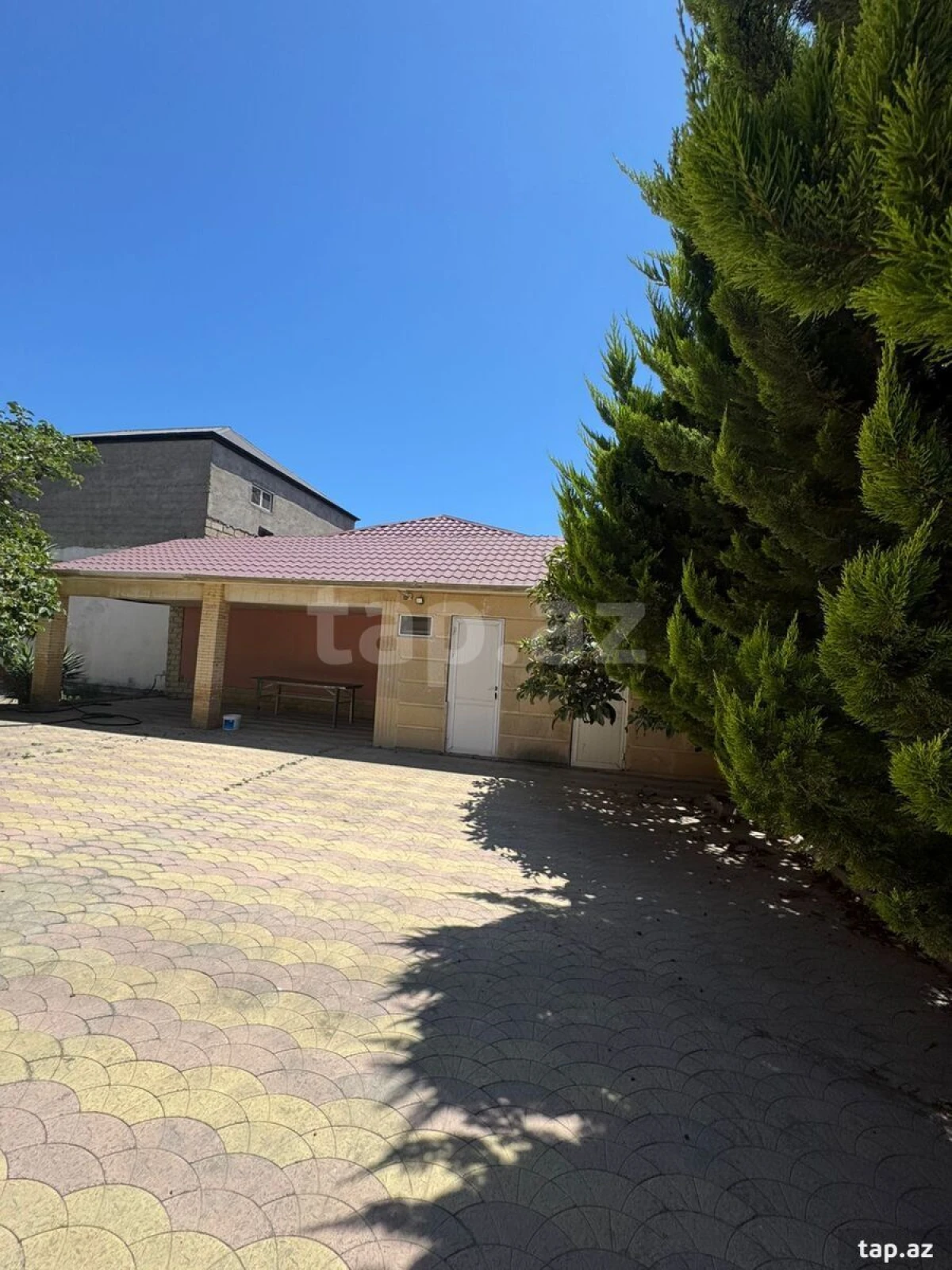 Satılır 8 otaqlı həyət evi