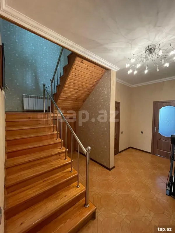 Satılır 8 otaqlı həyət evi