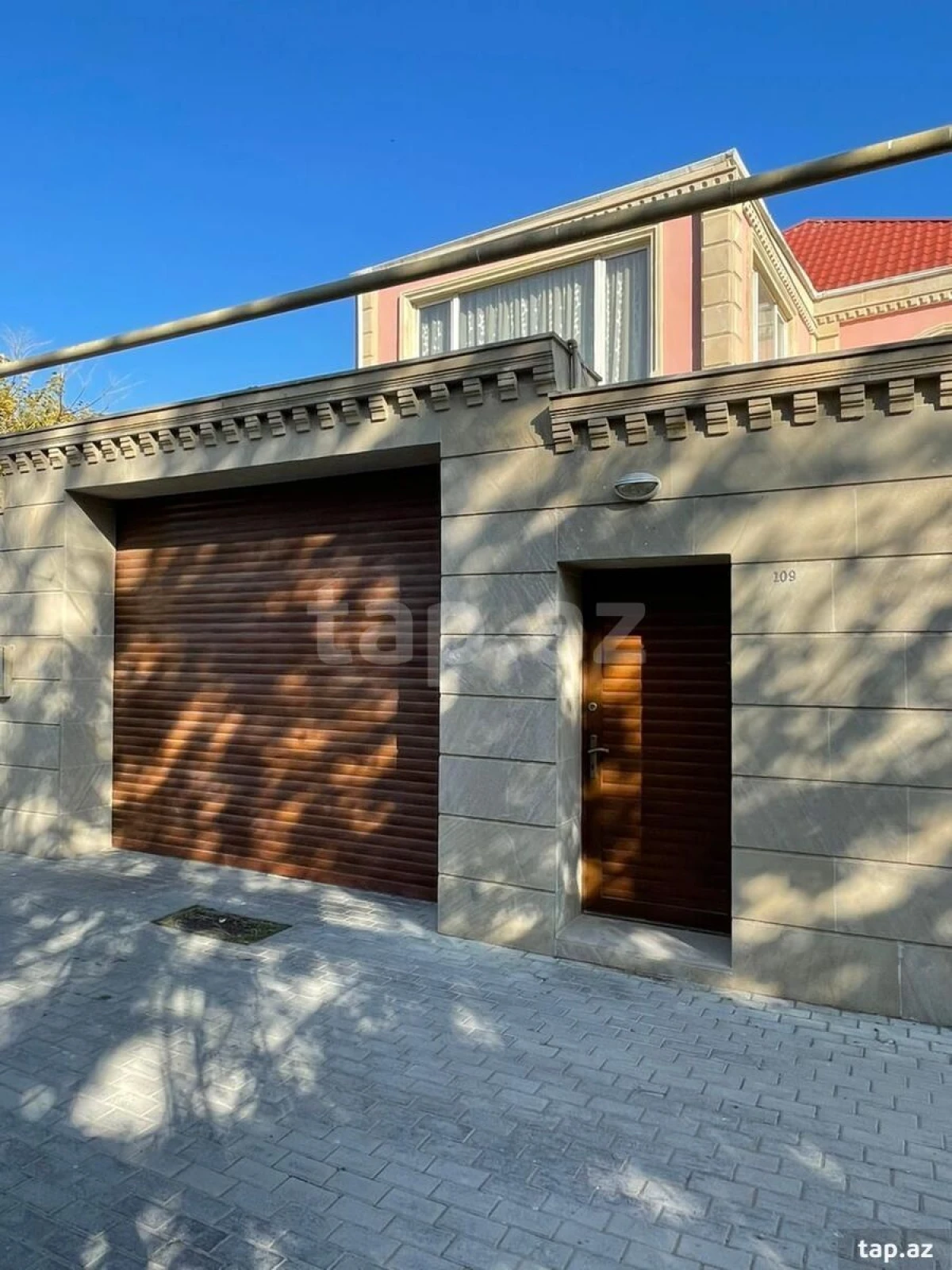 Satılır 8 otaqlı həyət evi