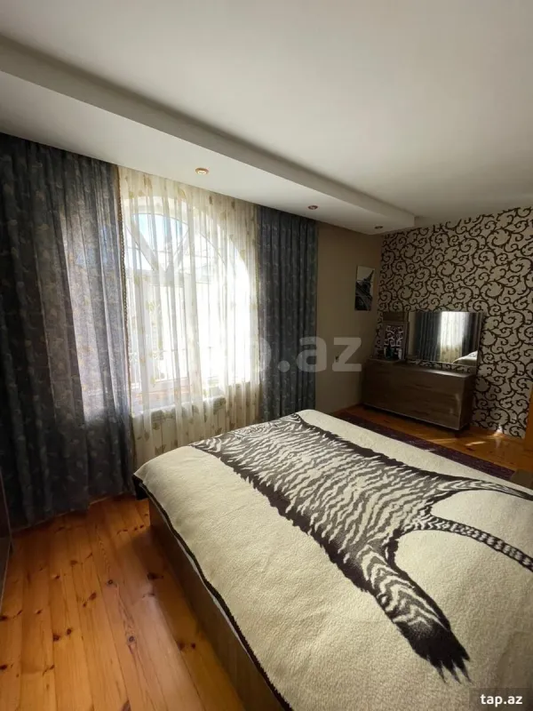 Satılır 8 otaqlı həyət evi
