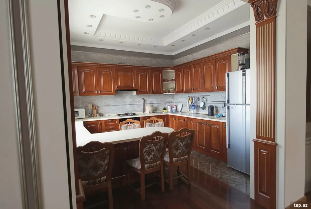 Satılır 6 otaqlı həyət evi