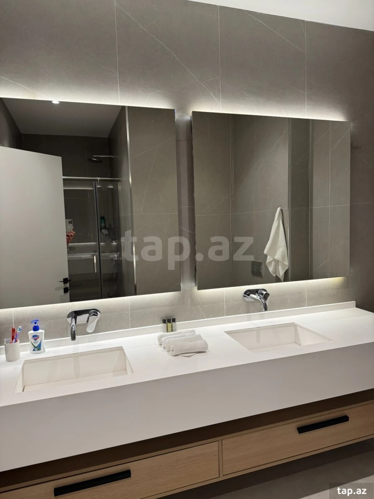 Kirayə verilir 3 otaqlı yeni tikili 140 m²