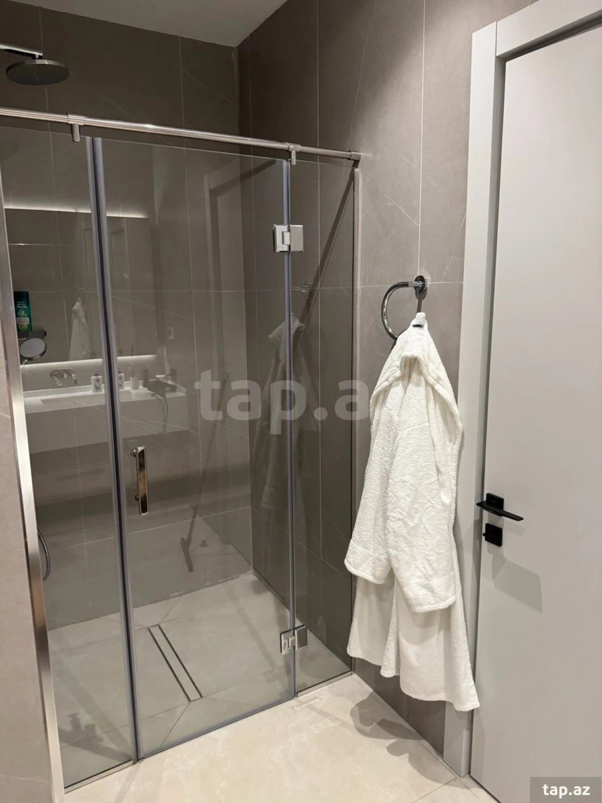 Kirayə verilir 3 otaqlı yeni tikili 140 m²