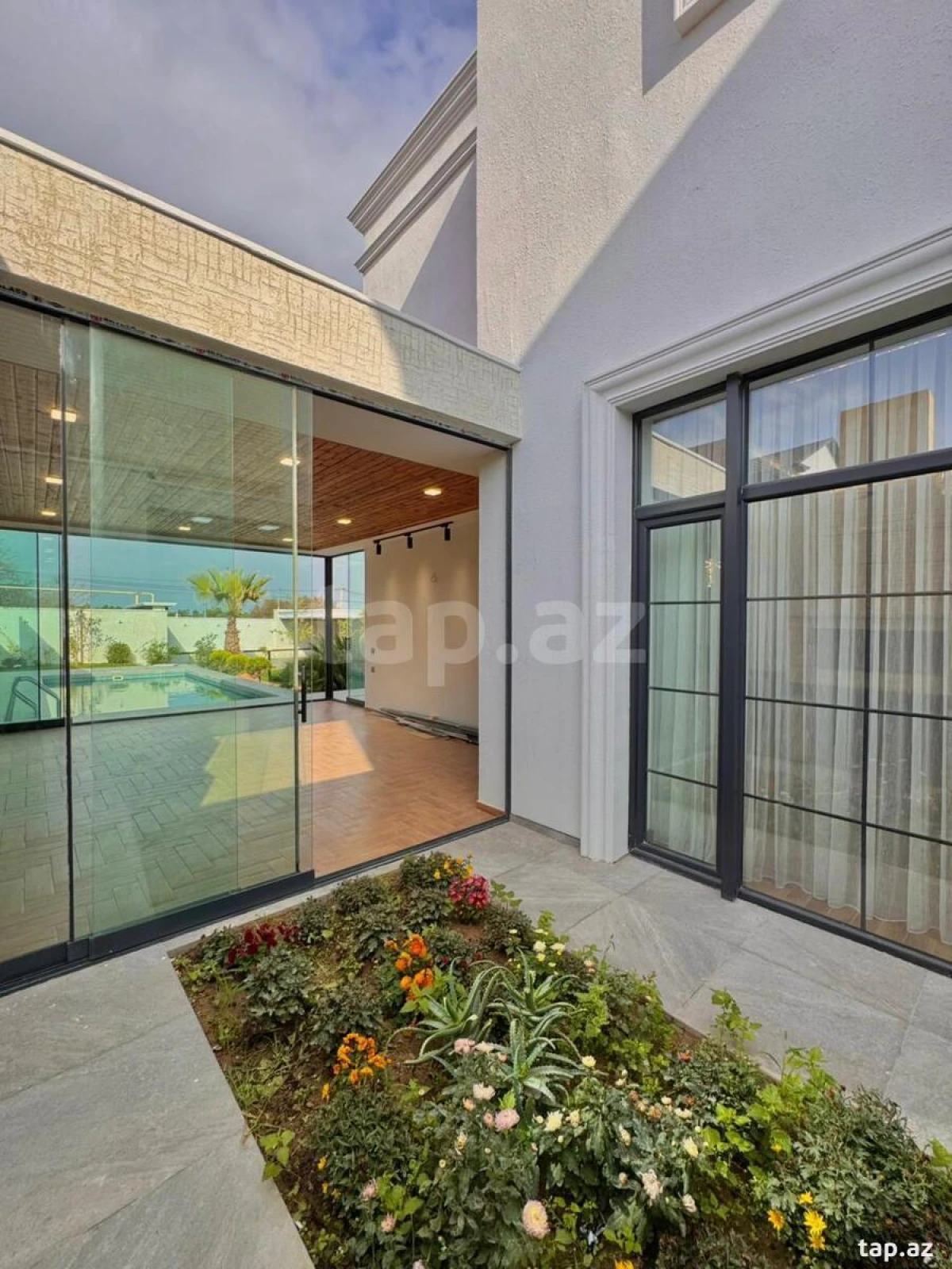 Satılır 6 otaqlı həyət evi