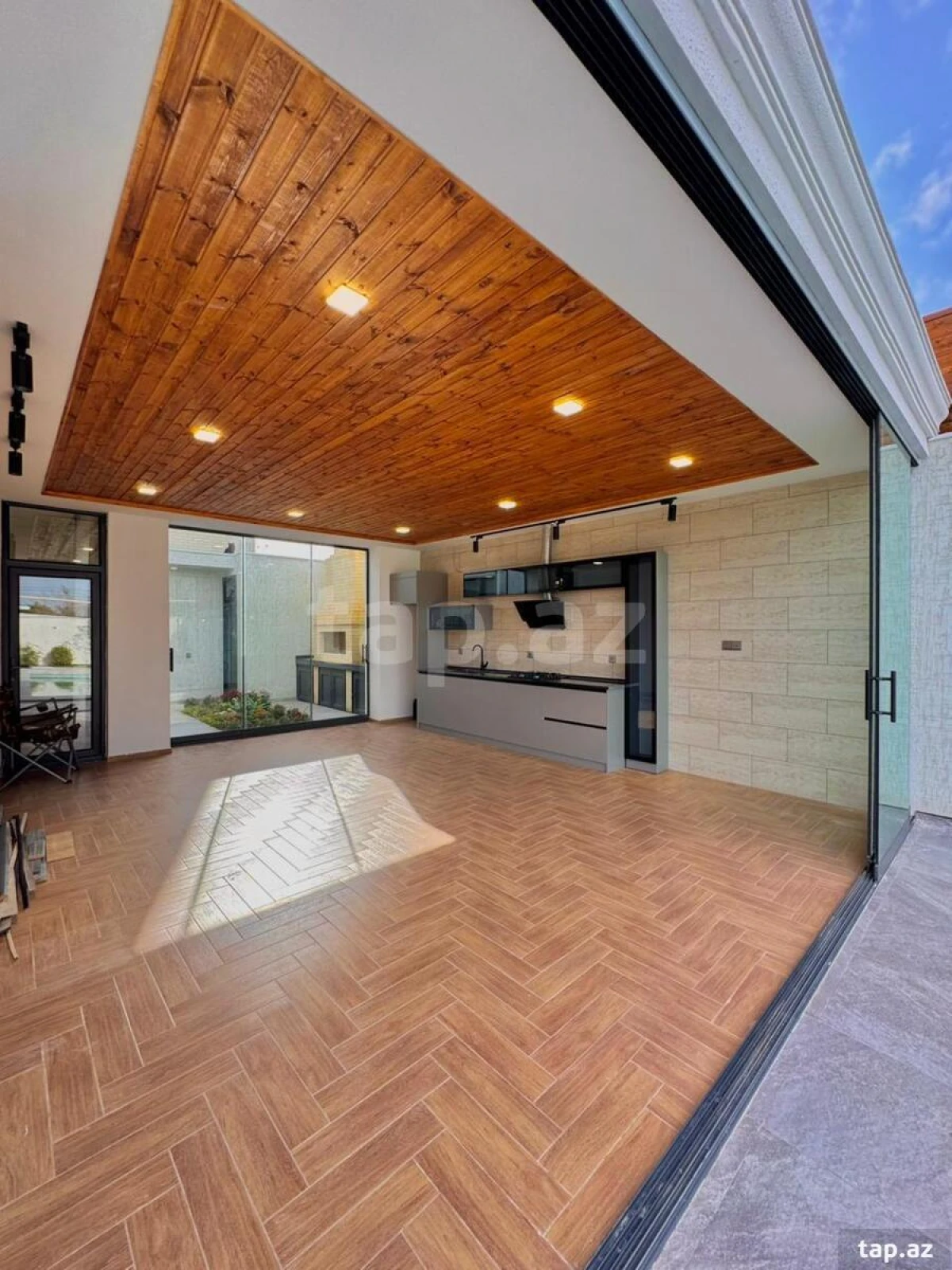 Satılır 6 otaqlı həyət evi