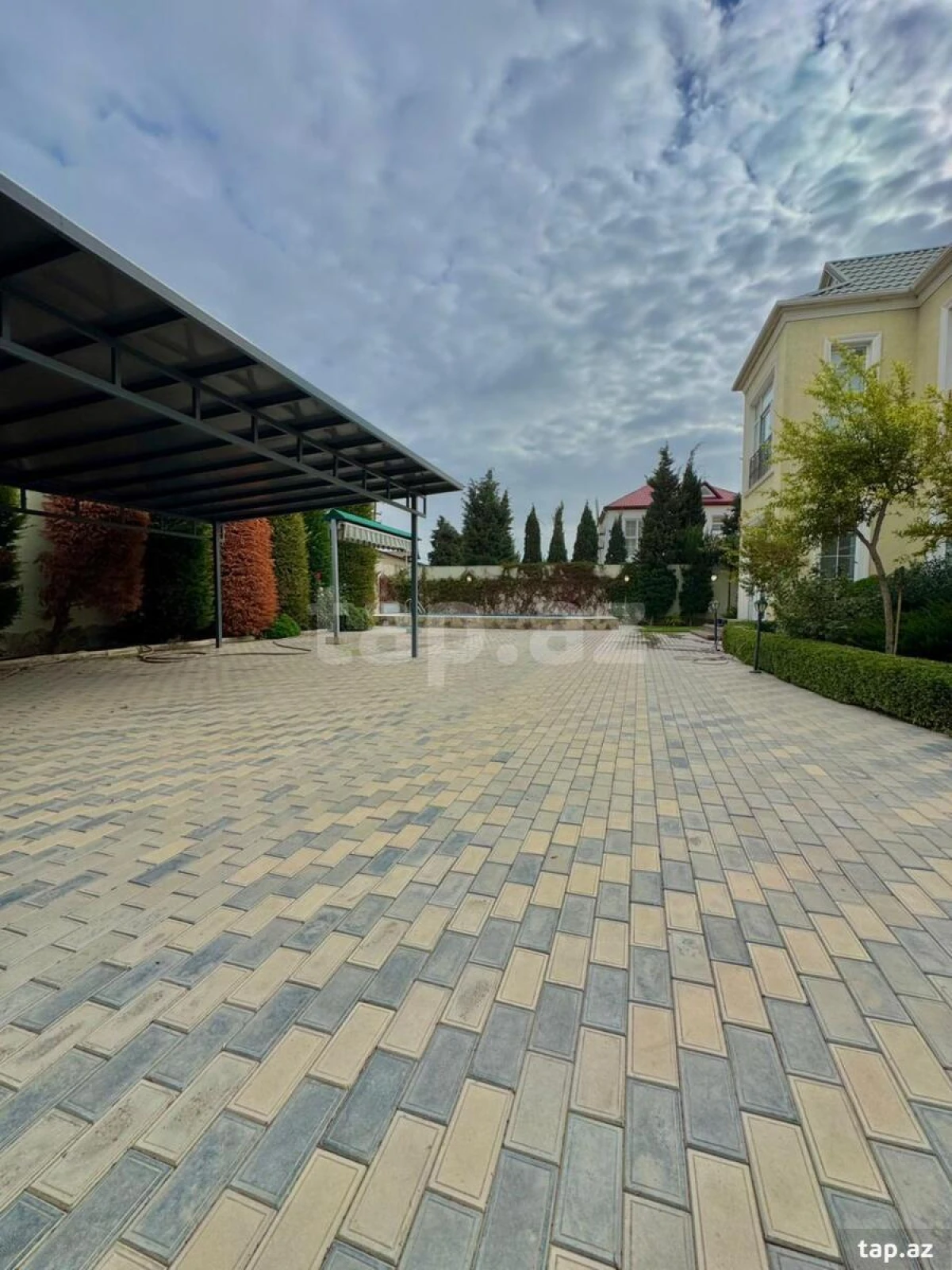 Satılır 5 otaqlı həyət evi