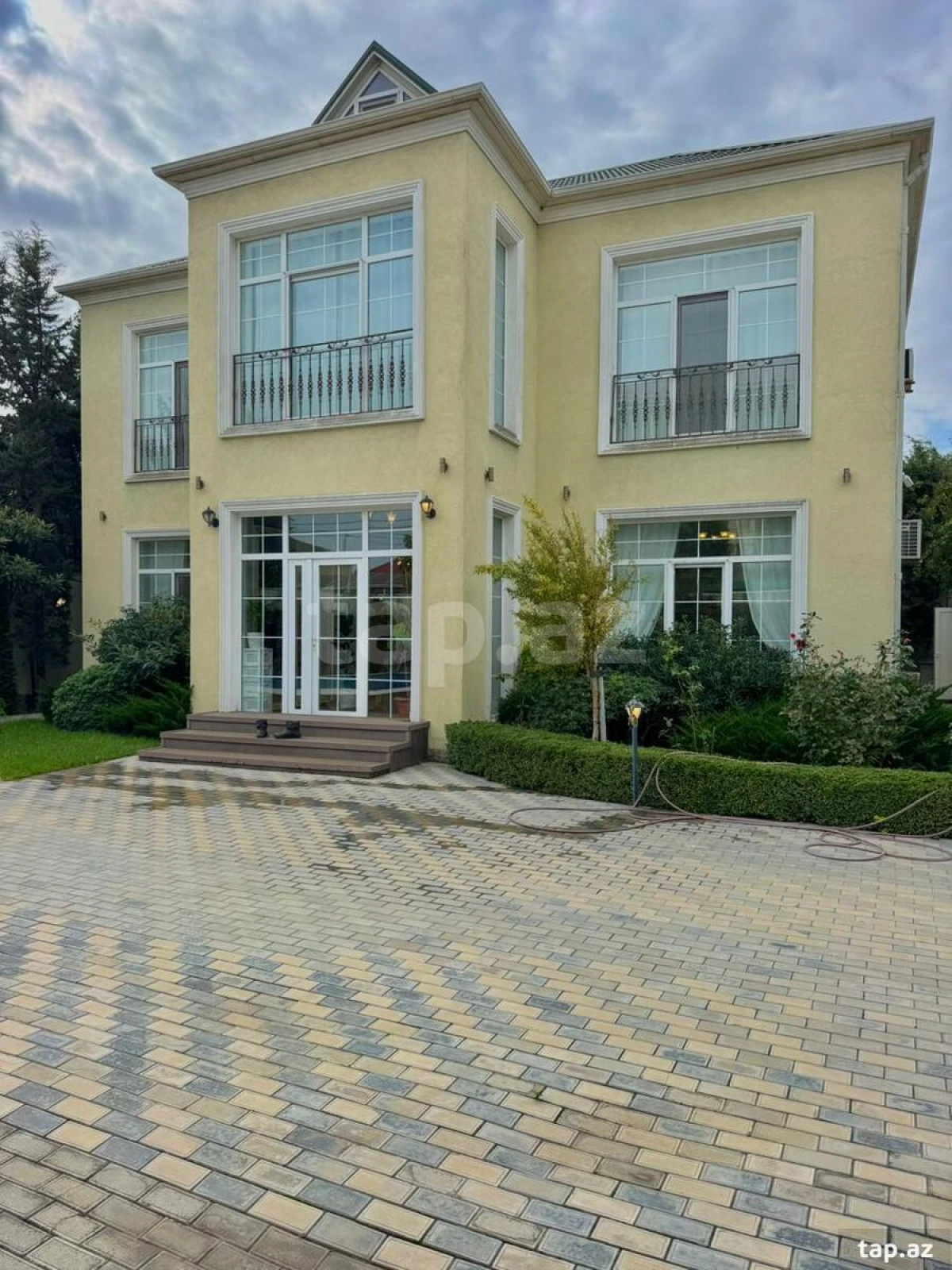 Satılır 5 otaqlı həyət evi