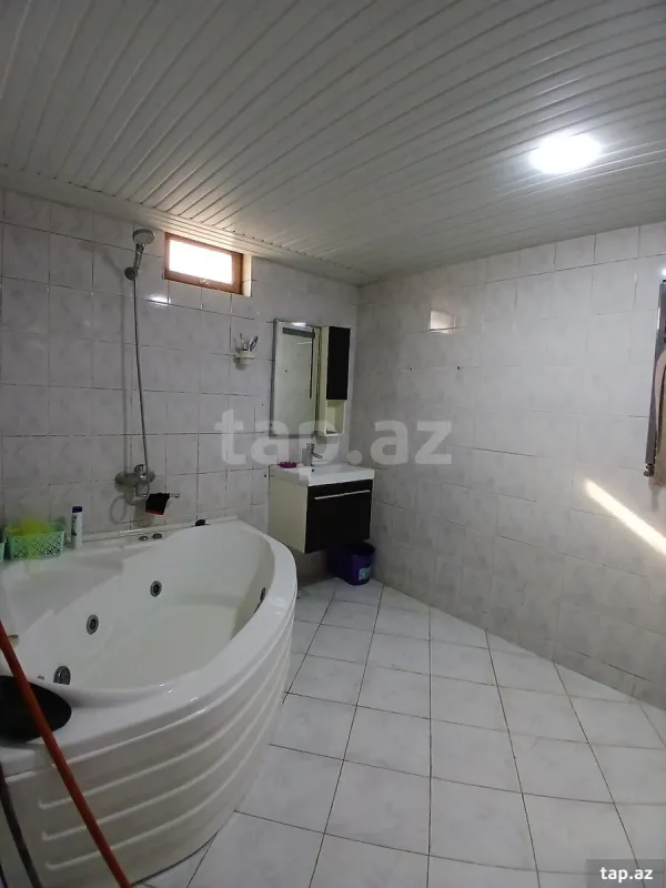 Satılır 6 otaqlı həyət evi