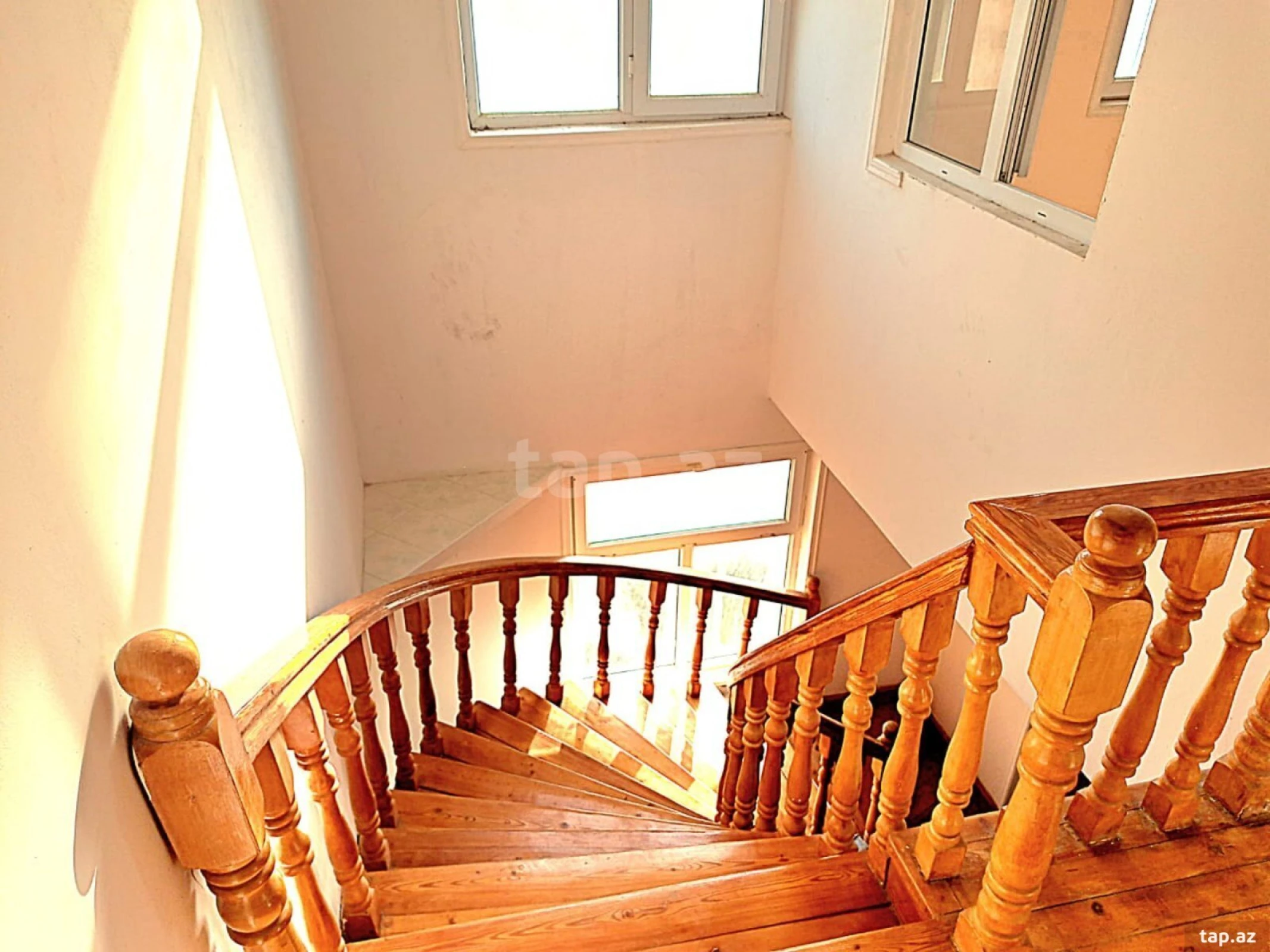 Satılır 11 otaqlı həyət evi 362 m²
