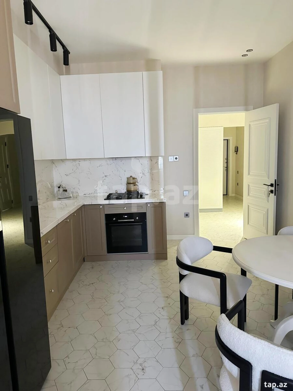 Kirayə verilir 3 otaqlı yeni tikili 150 m²