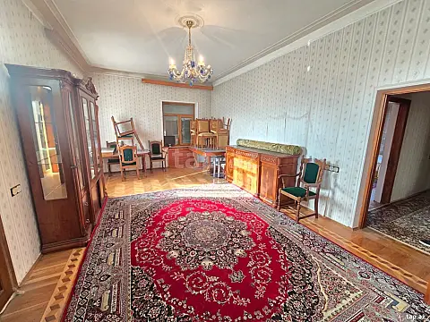 Satılır 6 otaqlı həyət evi 450 m²