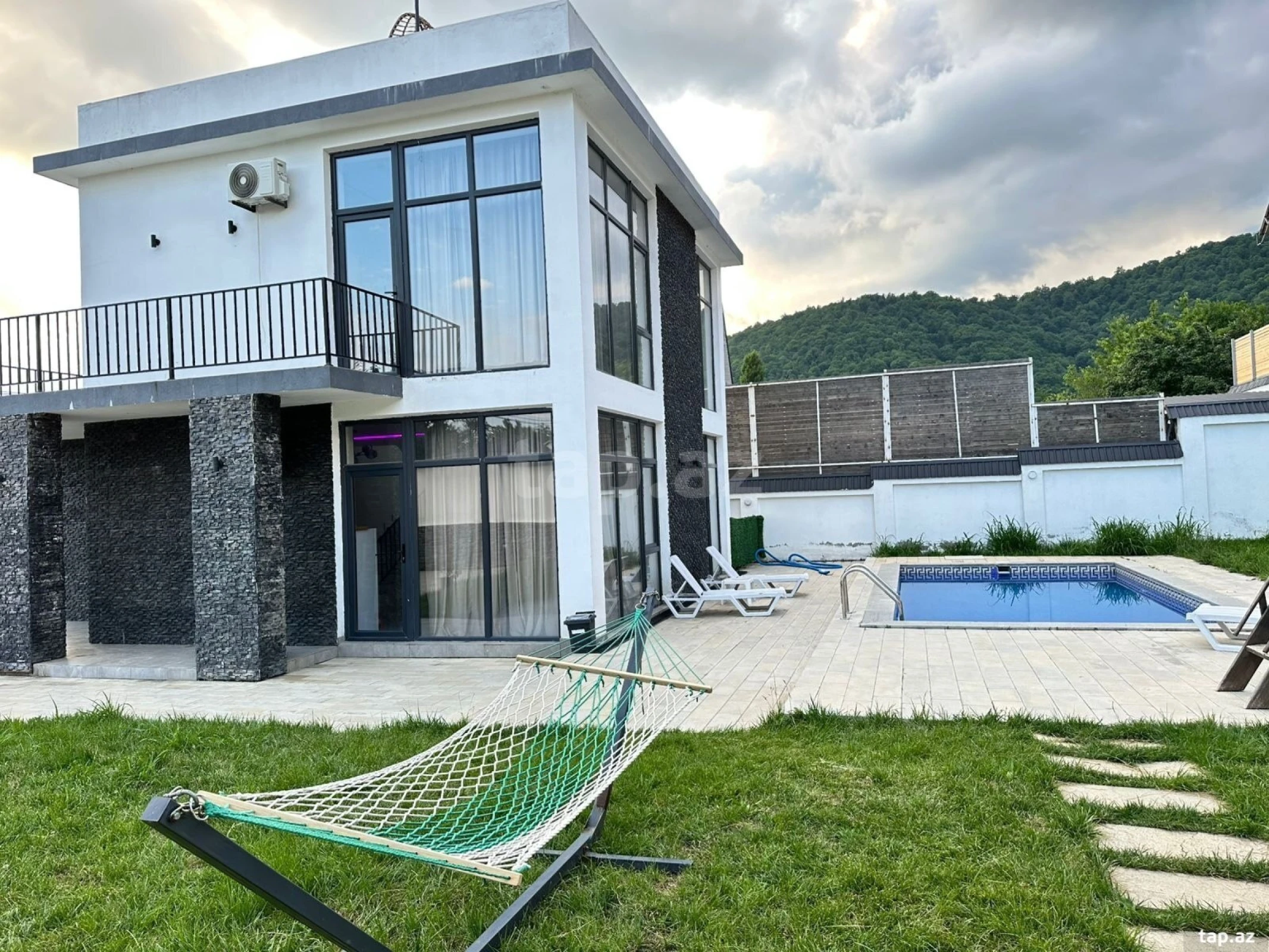 Satılır 4 otaqlı həyət evi