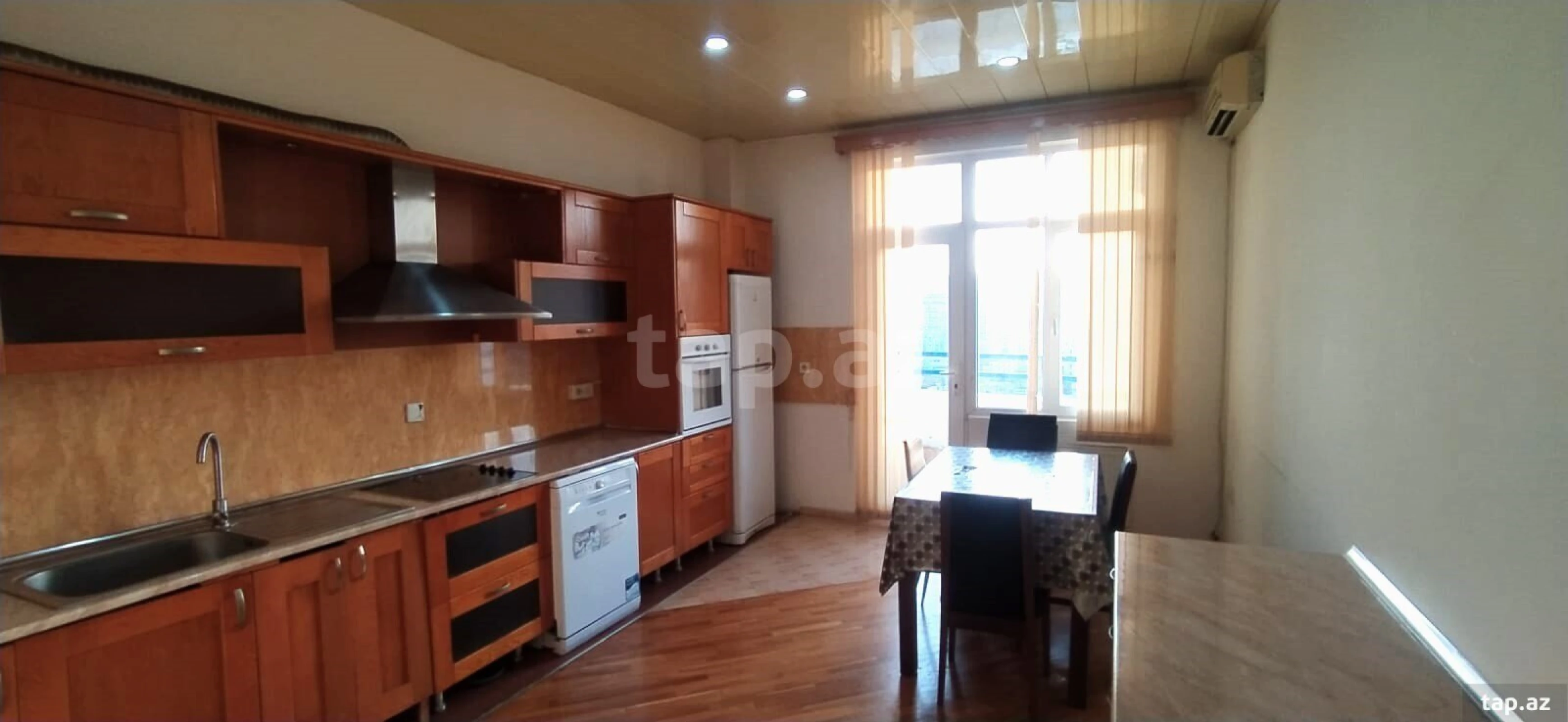 Kirayə verilir 4 otaqlı yeni tikili 220 m²