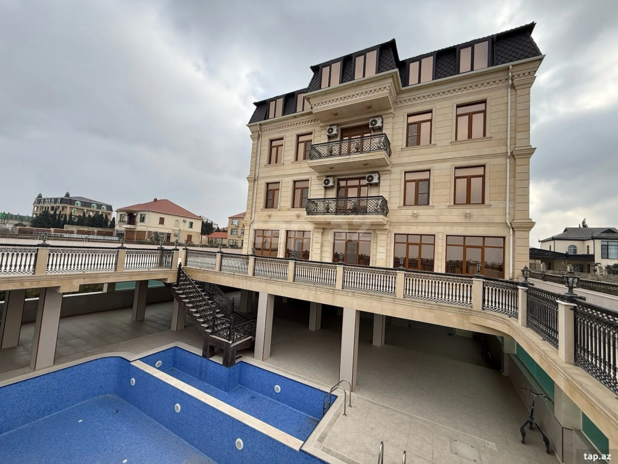 Satılır 16 otaqlı həyət evi 220 m²