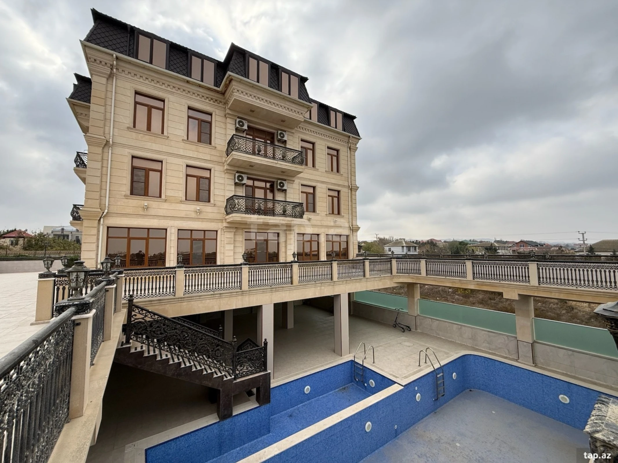 Satılır 16 otaqlı həyət evi 220 m²