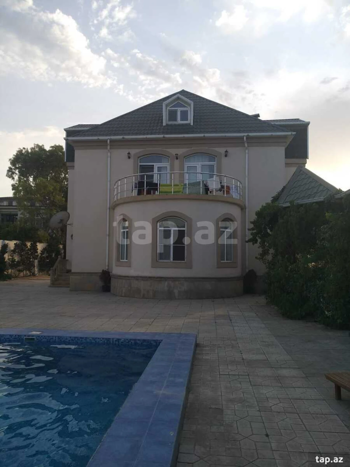 Satılır 6 otaqlı həyət evi