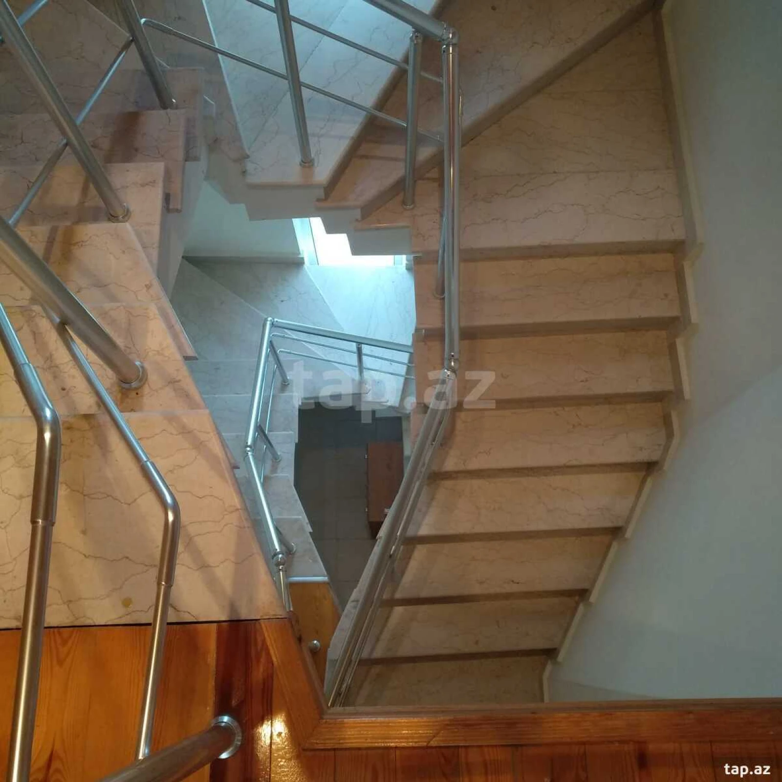 Satılır 6 otaqlı həyət evi