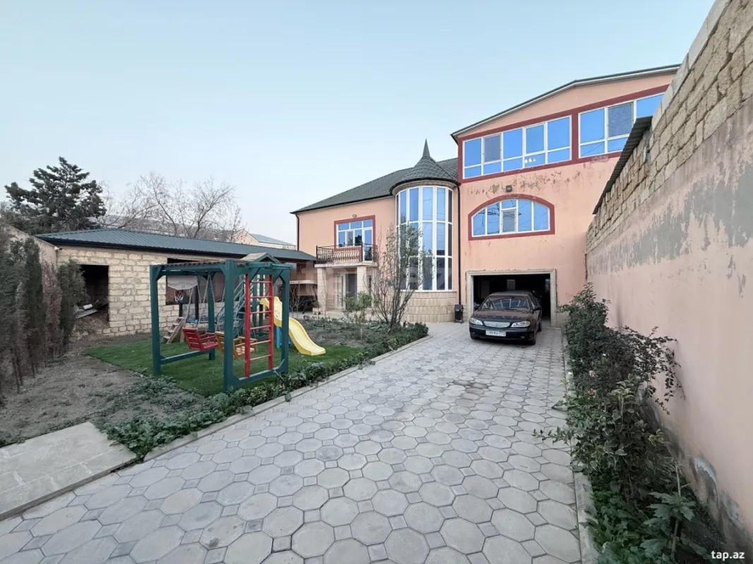 Satılır 9 otaqlı həyət evi