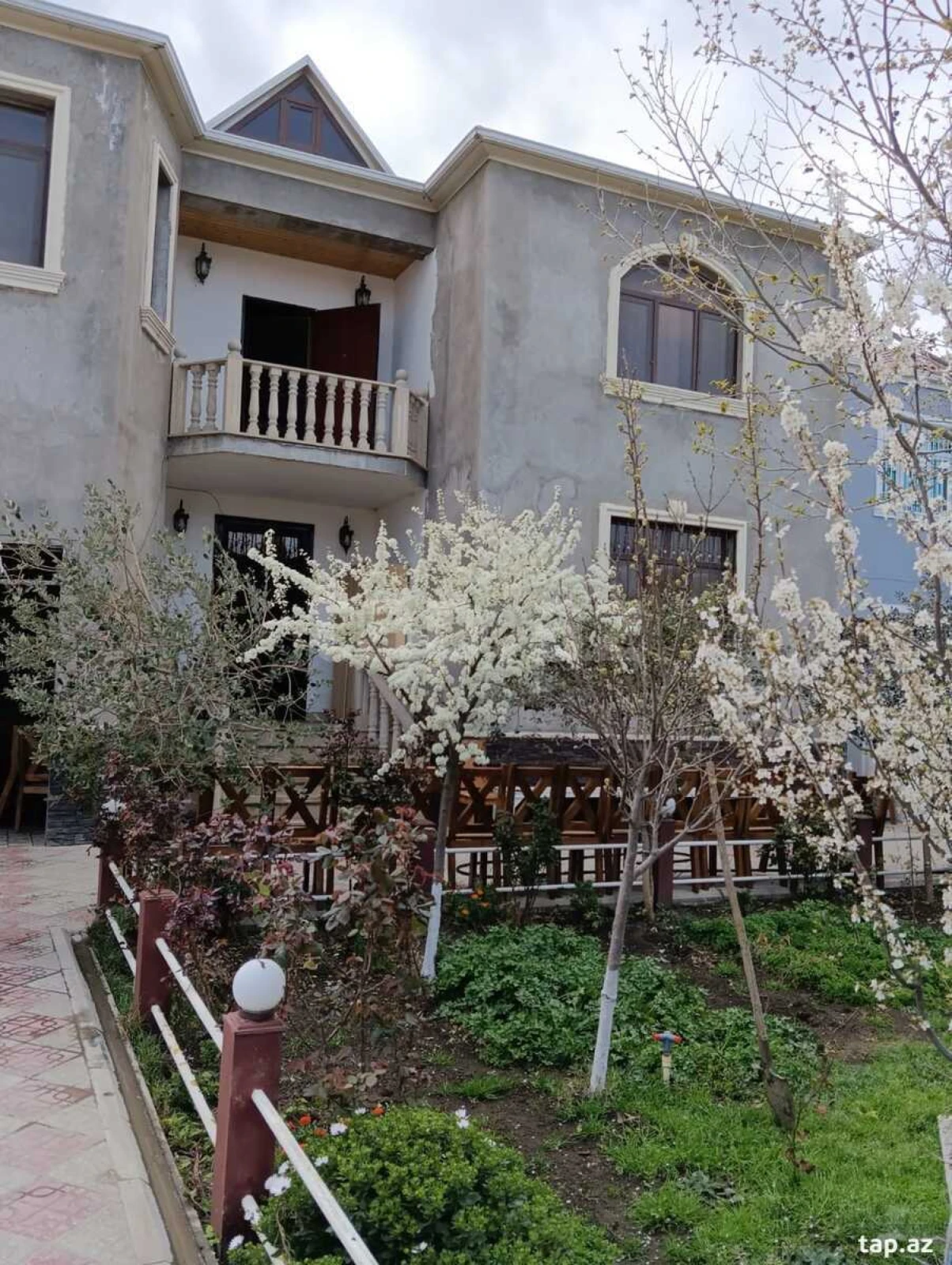 Satılır 6 otaqlı həyət evi