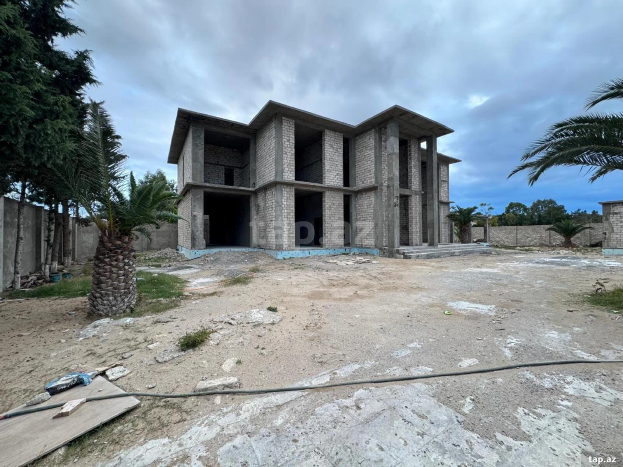 Satılır 7 otaqlı həyət evi 900 m²